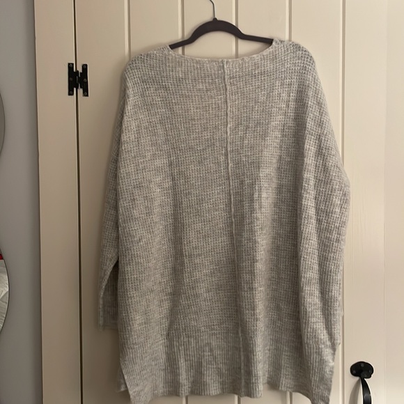 Worn once or twice, no flaws! Oversized and cozy - Picture 3 of 3